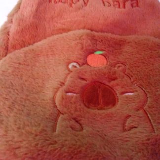 Mochila Peluche Capibara “Happy Bara”                                                                                Mochila suave tipo peluche con diseño de capibara. Cómoda ligera y perfecta para niños. Ideal para uso diario o como regalo original.